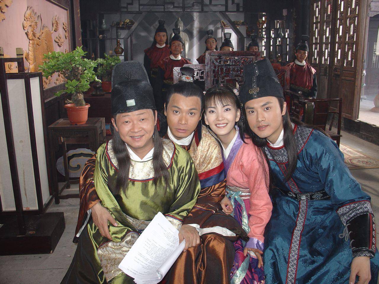 凭演太监"三德子"走火的赵亮,娶娇妻被喷,如今成了娱乐圈典范_胡敬