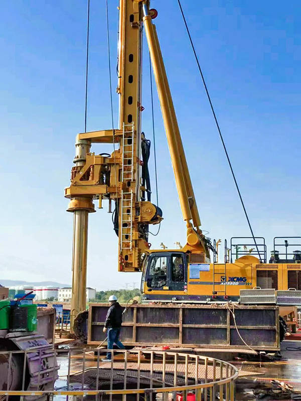 大,塌孔风险高,对动力头和钻具提出了更高的要求,且要求旋挖钻机钻孔