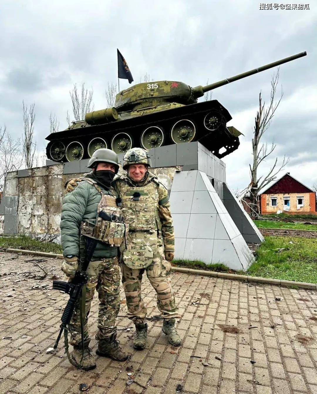 巴赫穆特城控制区不足10%,乌军被压缩轰炸,马里乌波尔战役重现_俄军