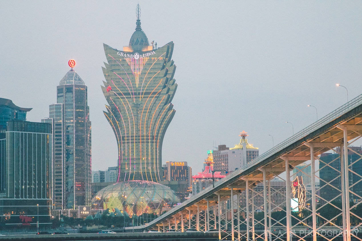 在海上穿越宏伟的港珠澳大桥,感受珠海澳门美景的日与夜