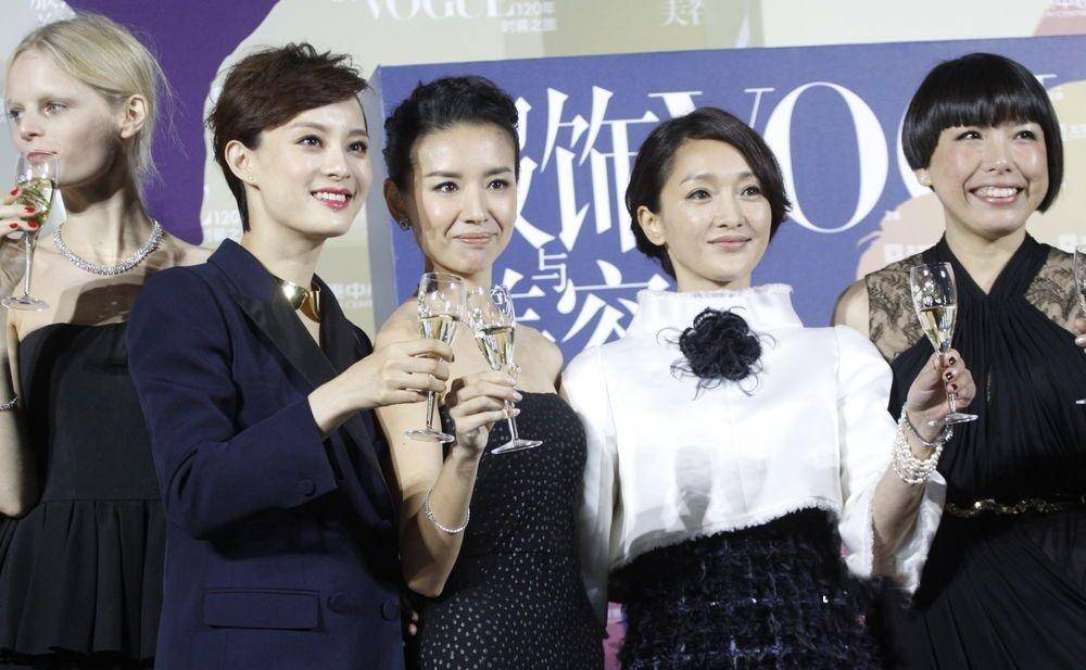 孙俪携董洁同框周迅,她和董洁精心打扮却不及周迅,气质差距立显_款式