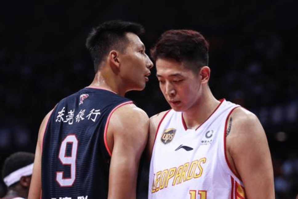 年轻气盛的弹簧人赖俊豪,防守端送易建联吃火锅,进攻端隔扣让大哥蒙羞