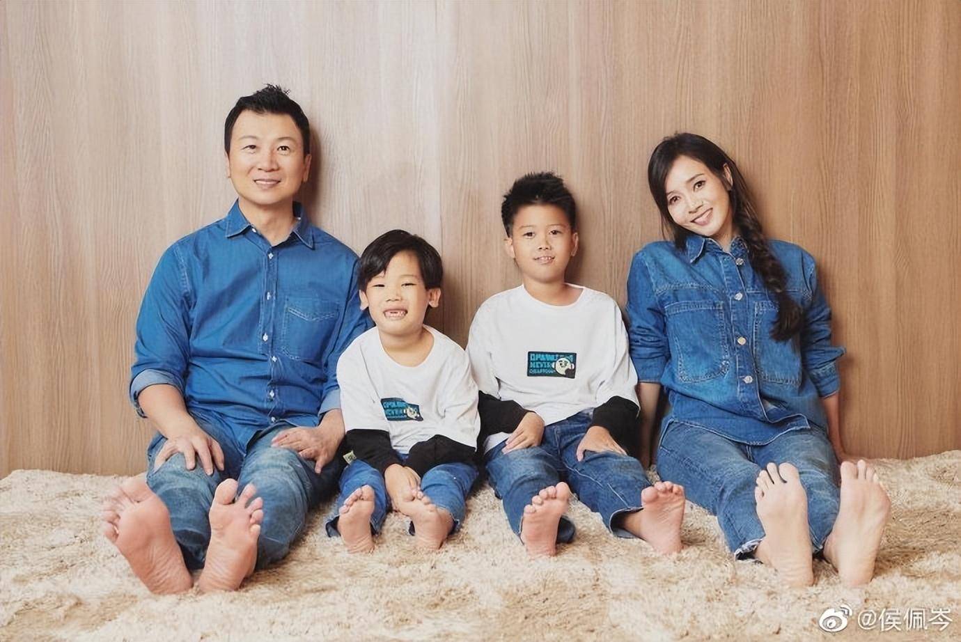 侯佩岑庆结婚12年,晒全家福示爱老公,俩儿子露正脸都是高颜值_黄伯俊