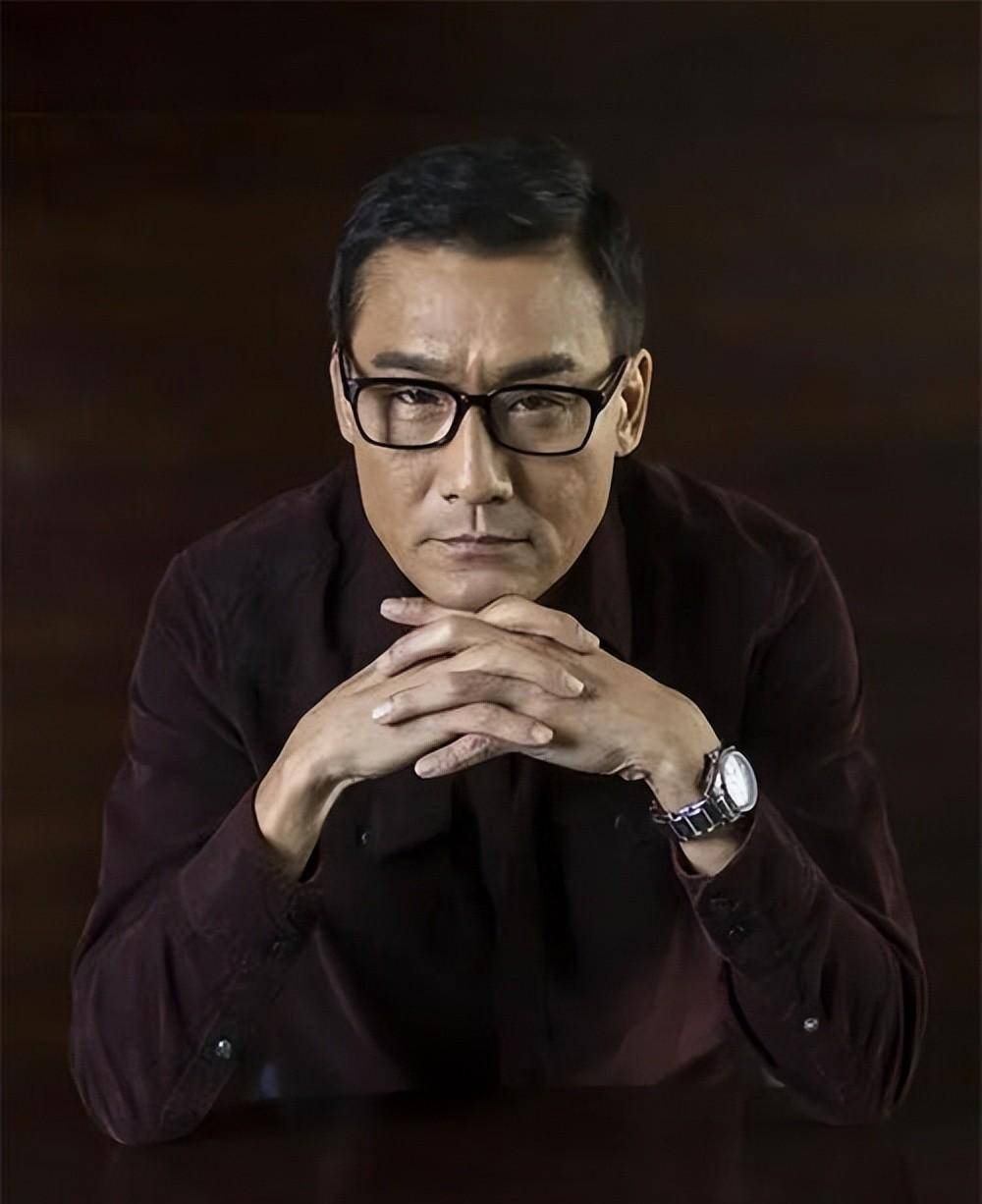 梁家辉只因一句我是中国人,被封杀沦落到街头摆摊,港媒:真男人_江嘉年