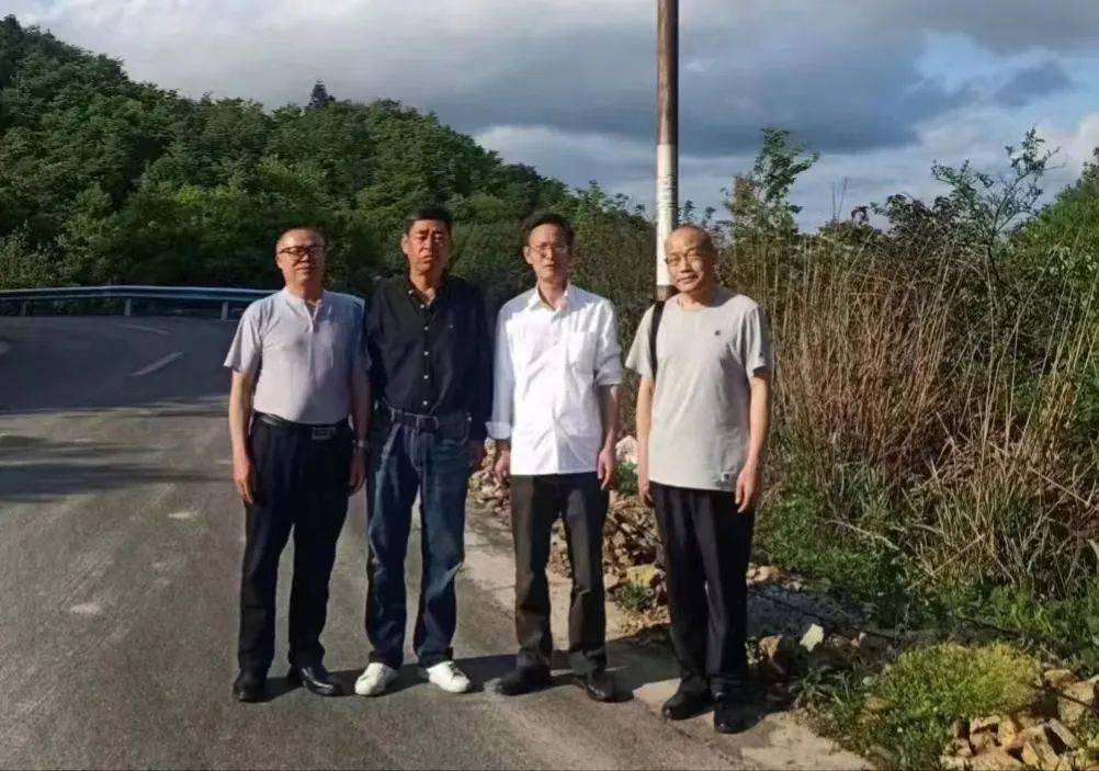 几天前,应好友刘廷兴,刘廷军兄弟邀约,我陪同黔南州诗联学会黎献新副