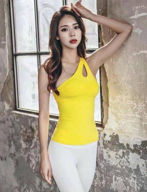 美女穿搭:小姐姐爱穿秀气靓丽的紧身打底裤,凹凸有致,秀出靓丽迷人的