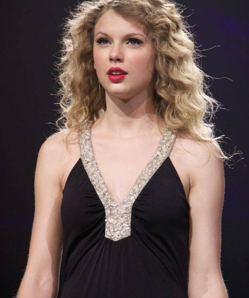 难怪她的身材可以和维密超模一较高下,泰勒·斯威夫特20套美到发光的