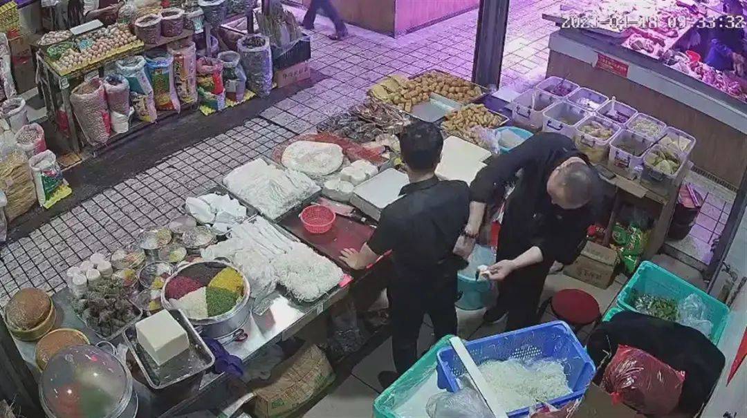 官方通报摊主被陌生人贴膏药后晕倒（官方通报摊主被陌生人贴膏药后晕倒rrz）