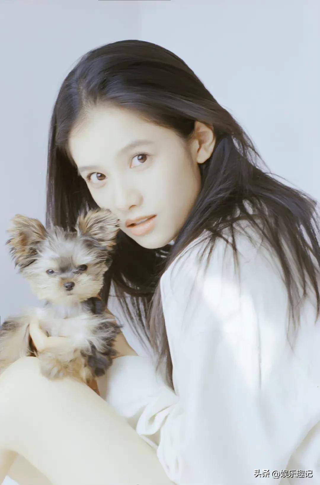 章若楠章若楠一如既往的随和,一点明星架子都没有.