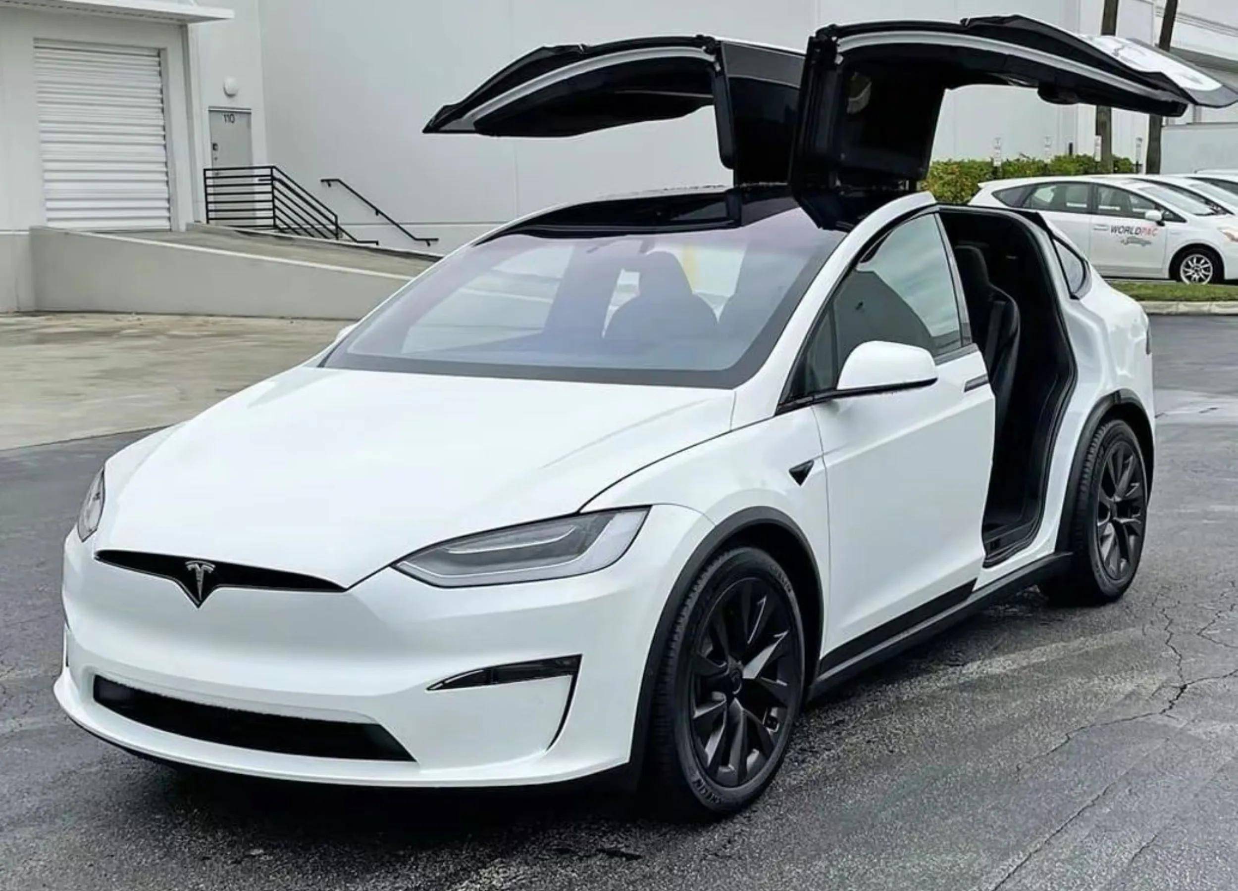 首先它是全球首位将鸥翼门放到一辆suv上的车型,当年特斯拉modelx刚