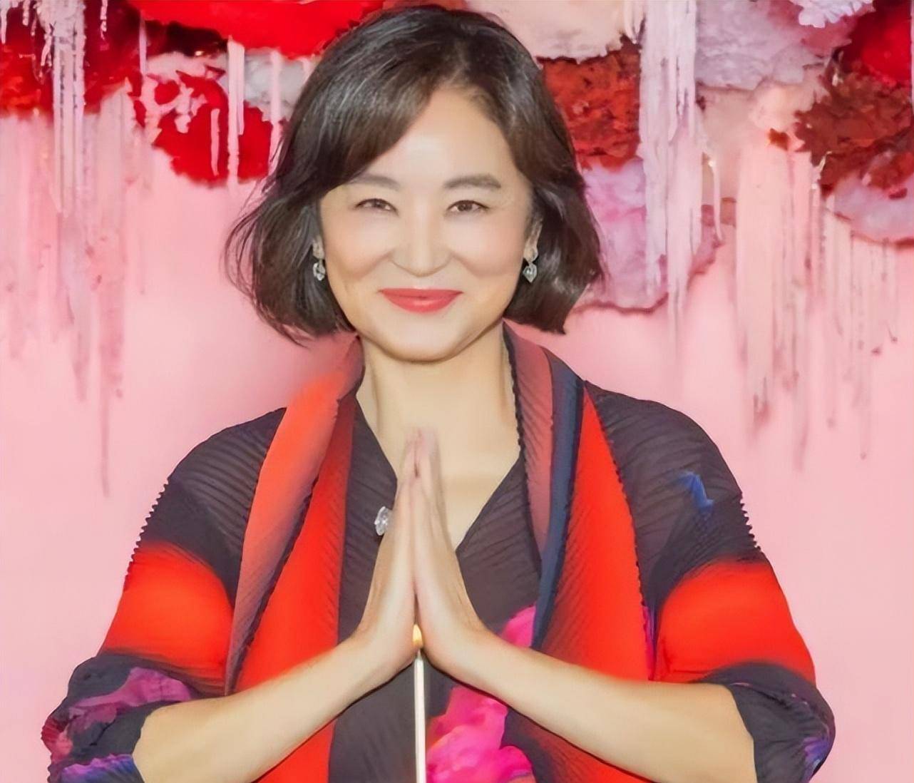 68岁林青霞法国扫货,真实素颜曝光眼皮耷拉,面部松弛_李欣_网络_一家