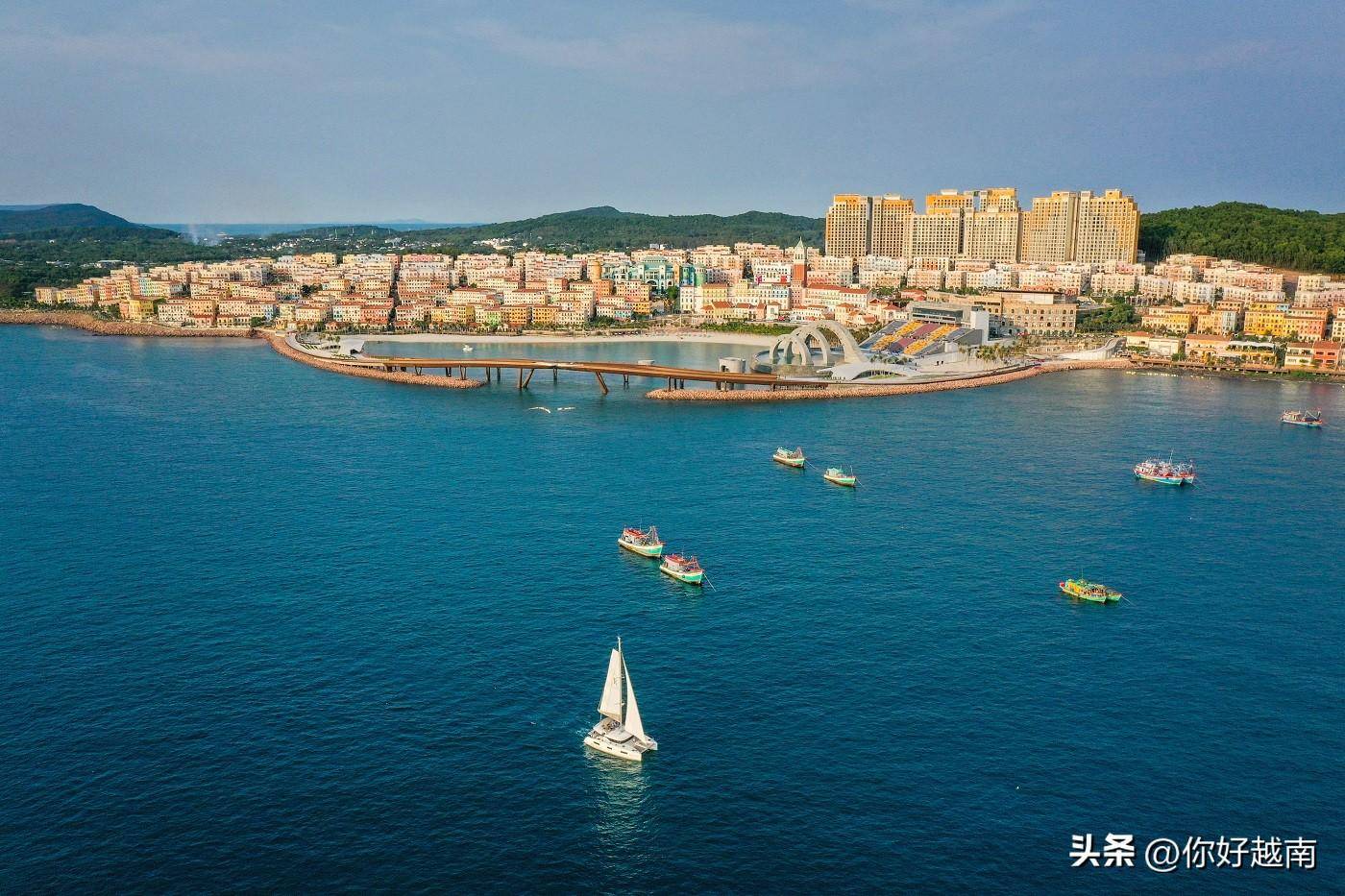 国外富国岛日落小镇上被海水淹没的时尚舞台_融合_fashion_技术