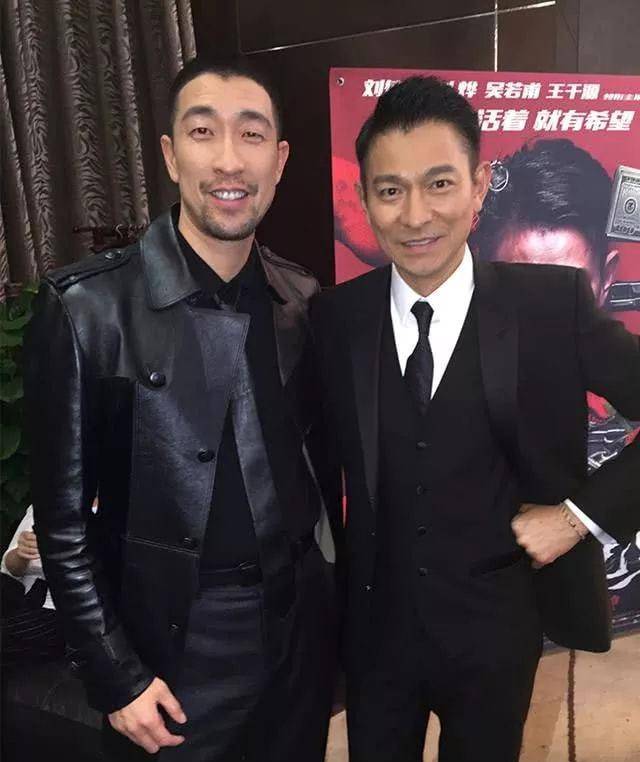 王千源爆料:有次拍戏,导演让刘德华在房车里取暖,让我下去排练_华仔