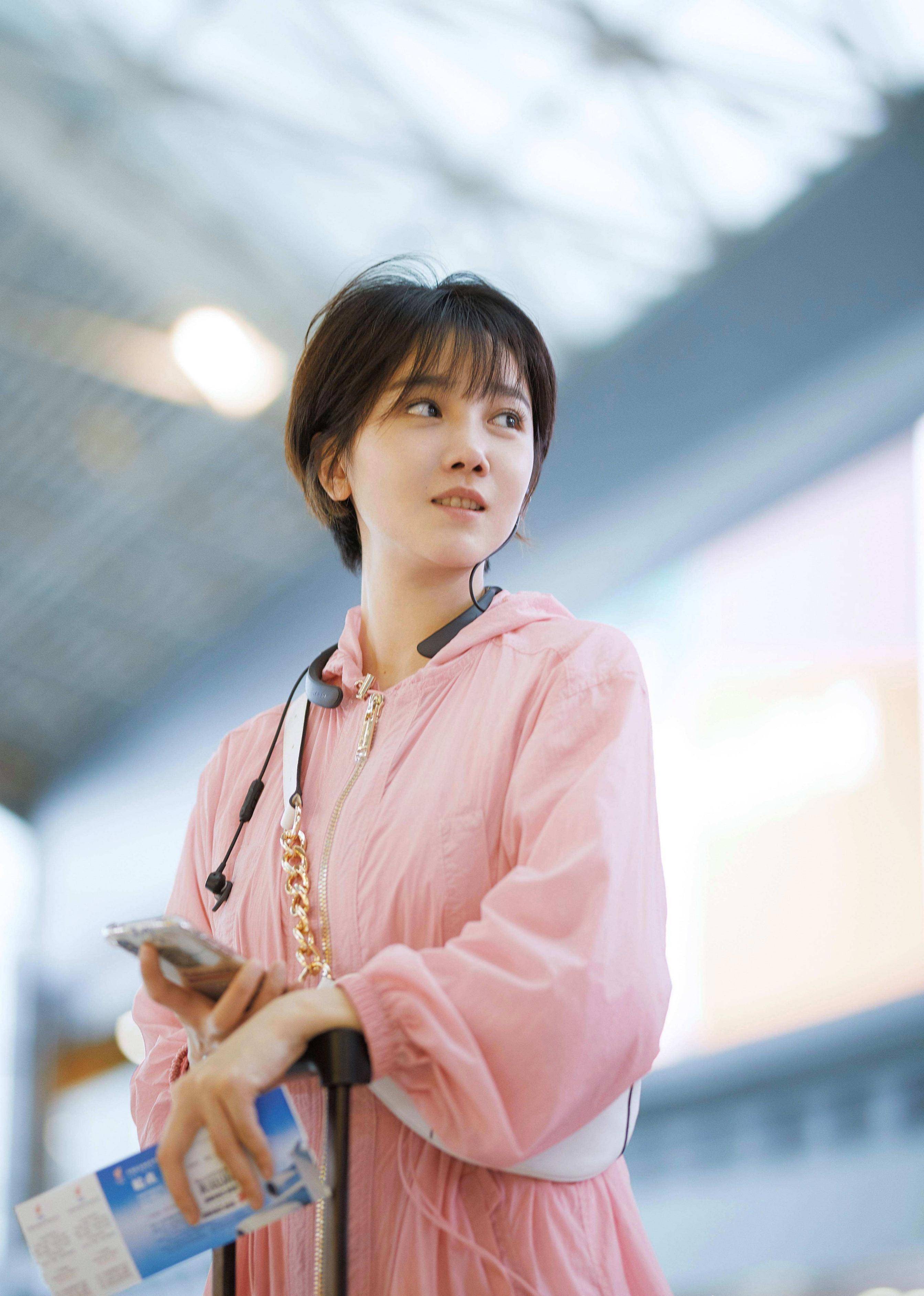 并出演了《青春斗》,《如懿传》等电视剧.