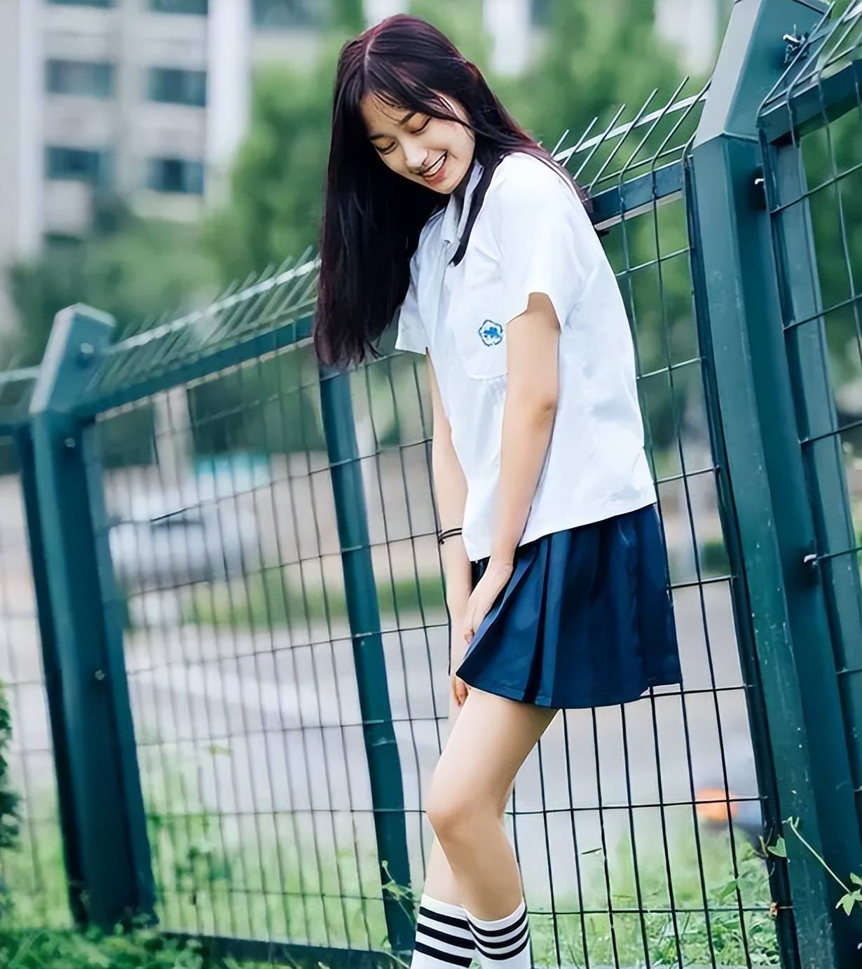 "女高中生白丝配短裙上课,黑人外教不忍直视_校服_设计的_衣服