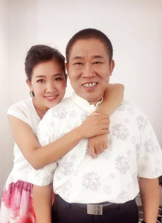 将孩子托付给父亲照顾的杜晶晶,开始收尾自己的事业,在《当家的男人》