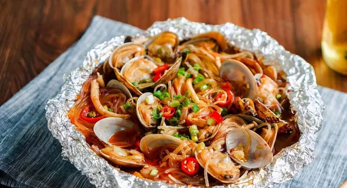 灵魂香辣粉丝花甲,好吃到嗦壳_锡纸_金针菇_清水