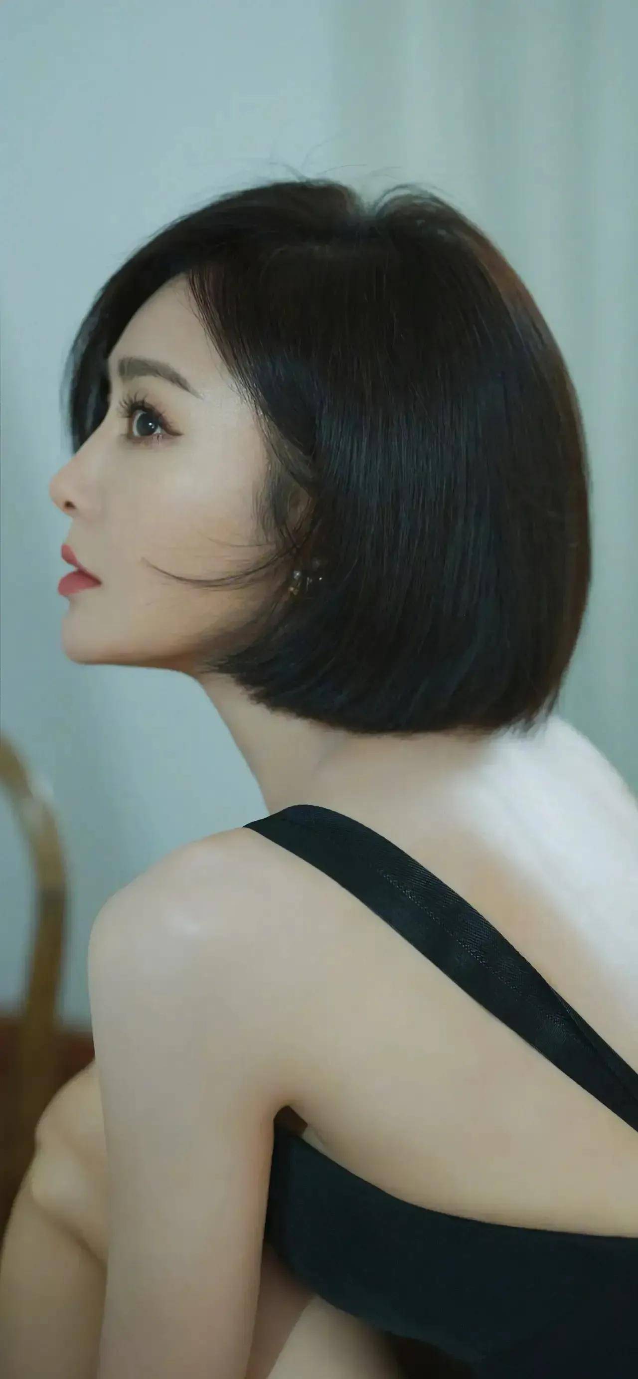 秦岚不仅身材窈窕,五官更是和年轻时候一模一样,精致的五官没有随着