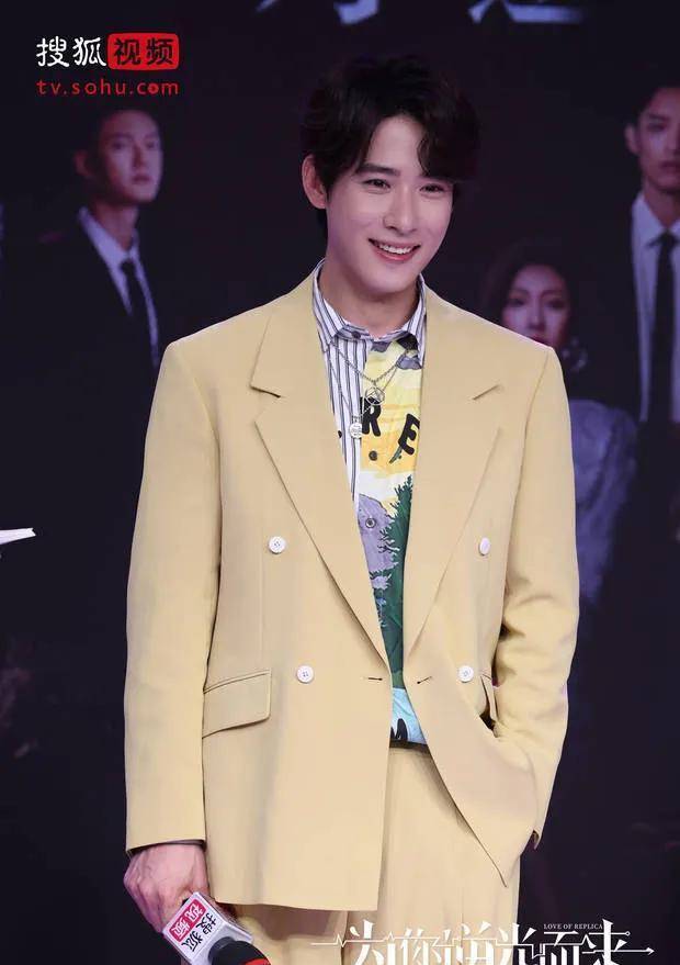 《为你逆光而来》正式上线曹佑宁余玥现场还原托脖吻场景糖分超标