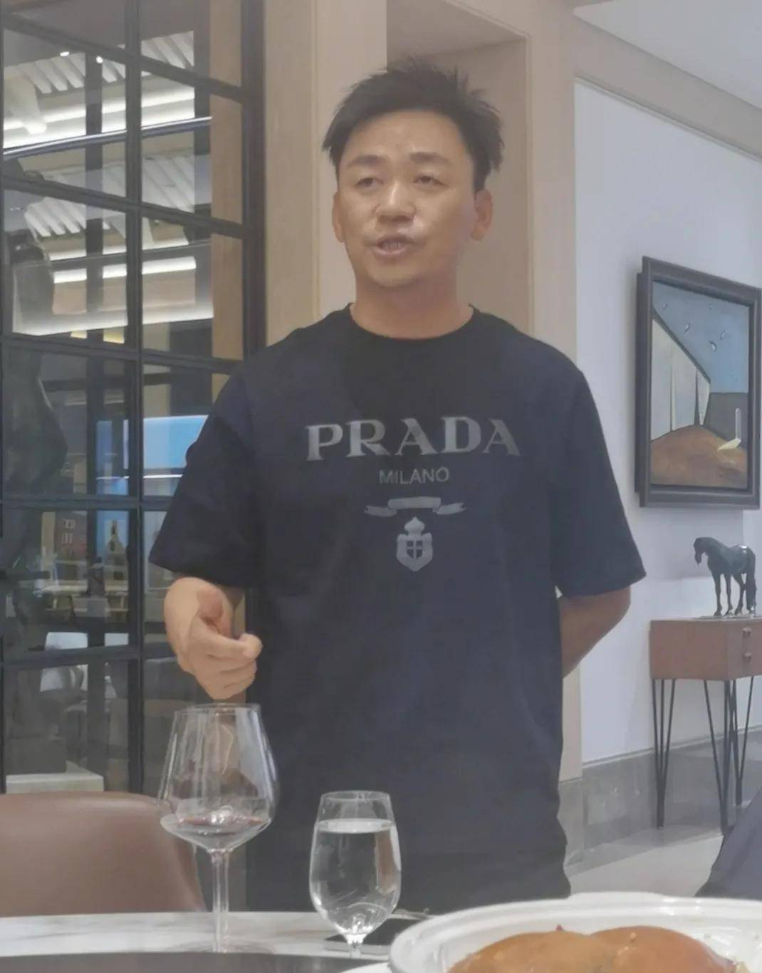 王宝强酒桌上唱戏！穿8000元体恤显贵气，喝白酒、抽雪茄生活惬意-搜狐大视野-搜狐新闻