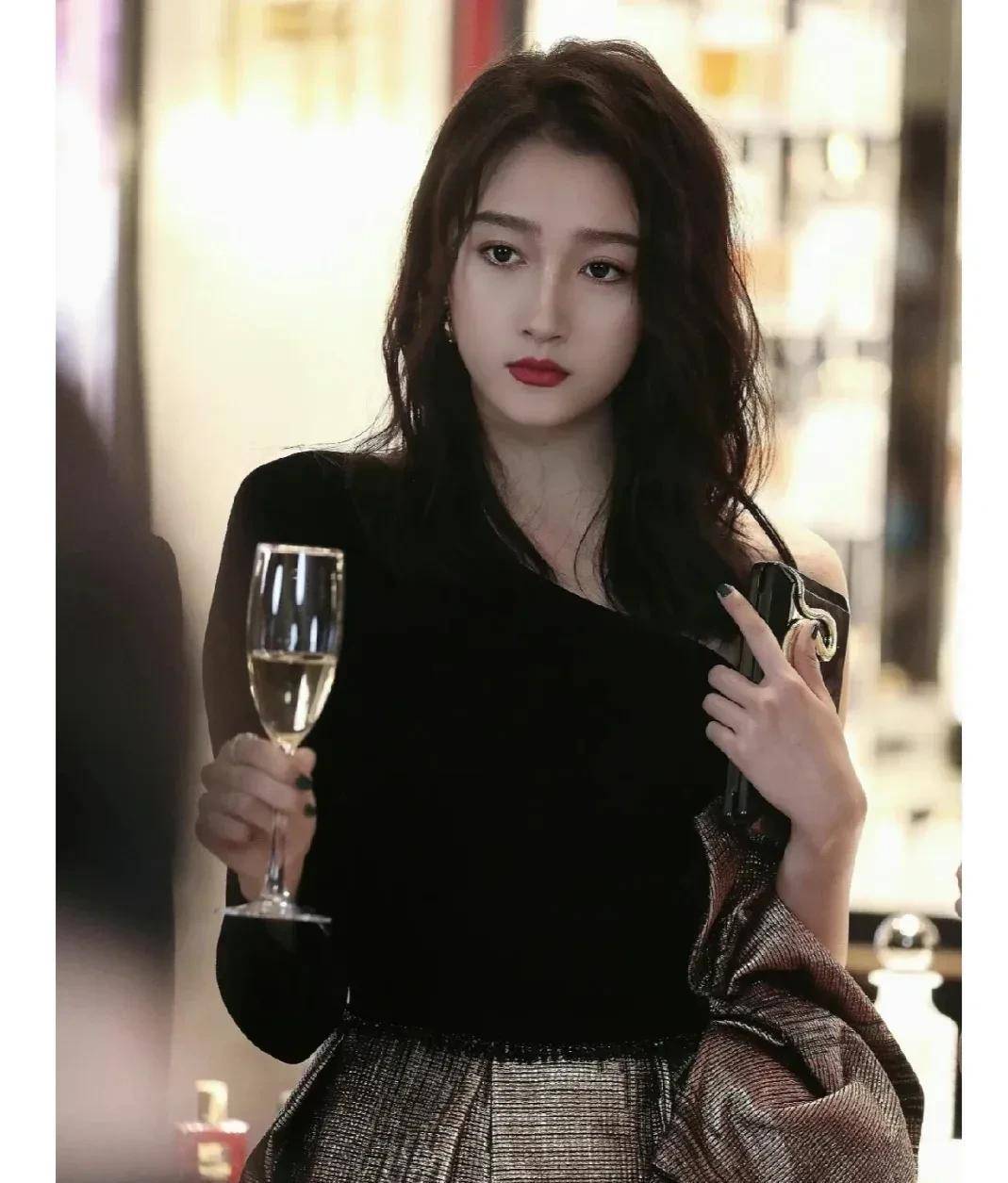 娱乐圈"肤白貌美大长腿",来看看是谁_晓彤_造型_裙子