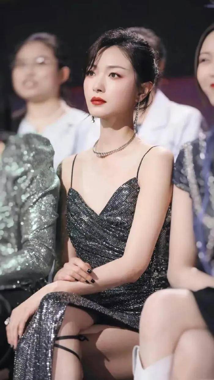 万茜时尚吊带裙亮相,开衩设计大胆撩人,吸引了众人的目光_造型_亮片