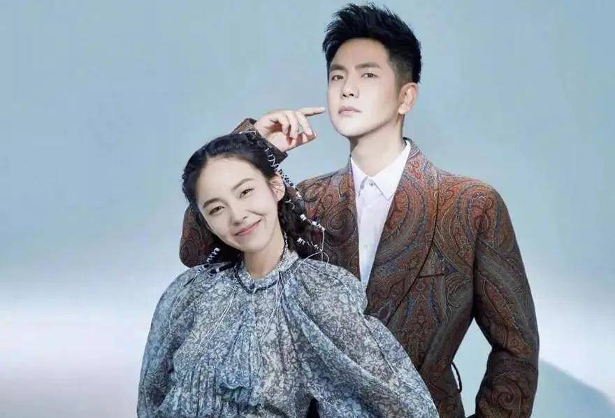 以为隔着辈,实际上是同岁,这7对明星差别真是不一般的大_毛晓彤_白宇