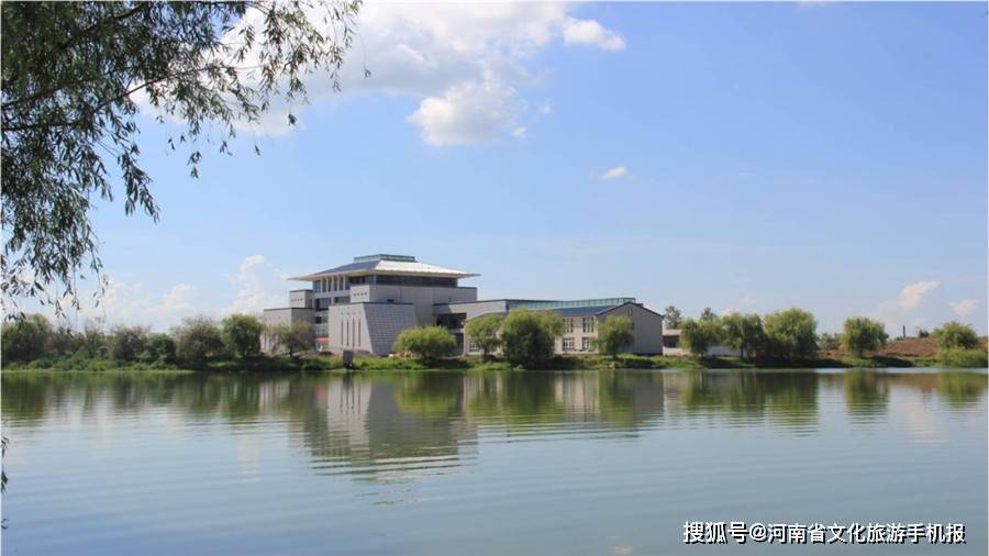 中國淮河博物館位於淮濱縣風景秀麗的東湖風景區東山島上,主體建築為