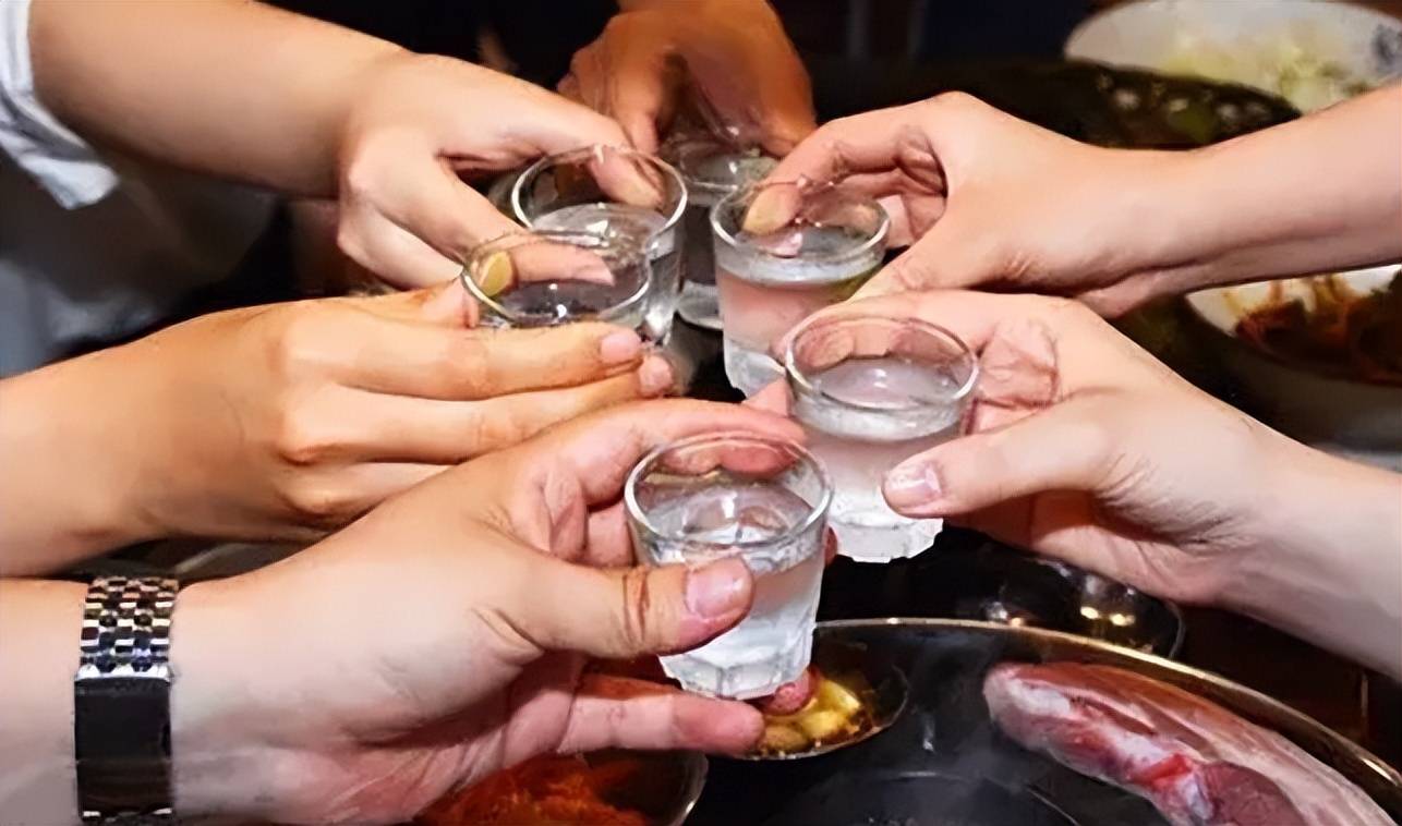 轮到你敬酒时,千万别站着当"哑巴",牢记3句敬酒词