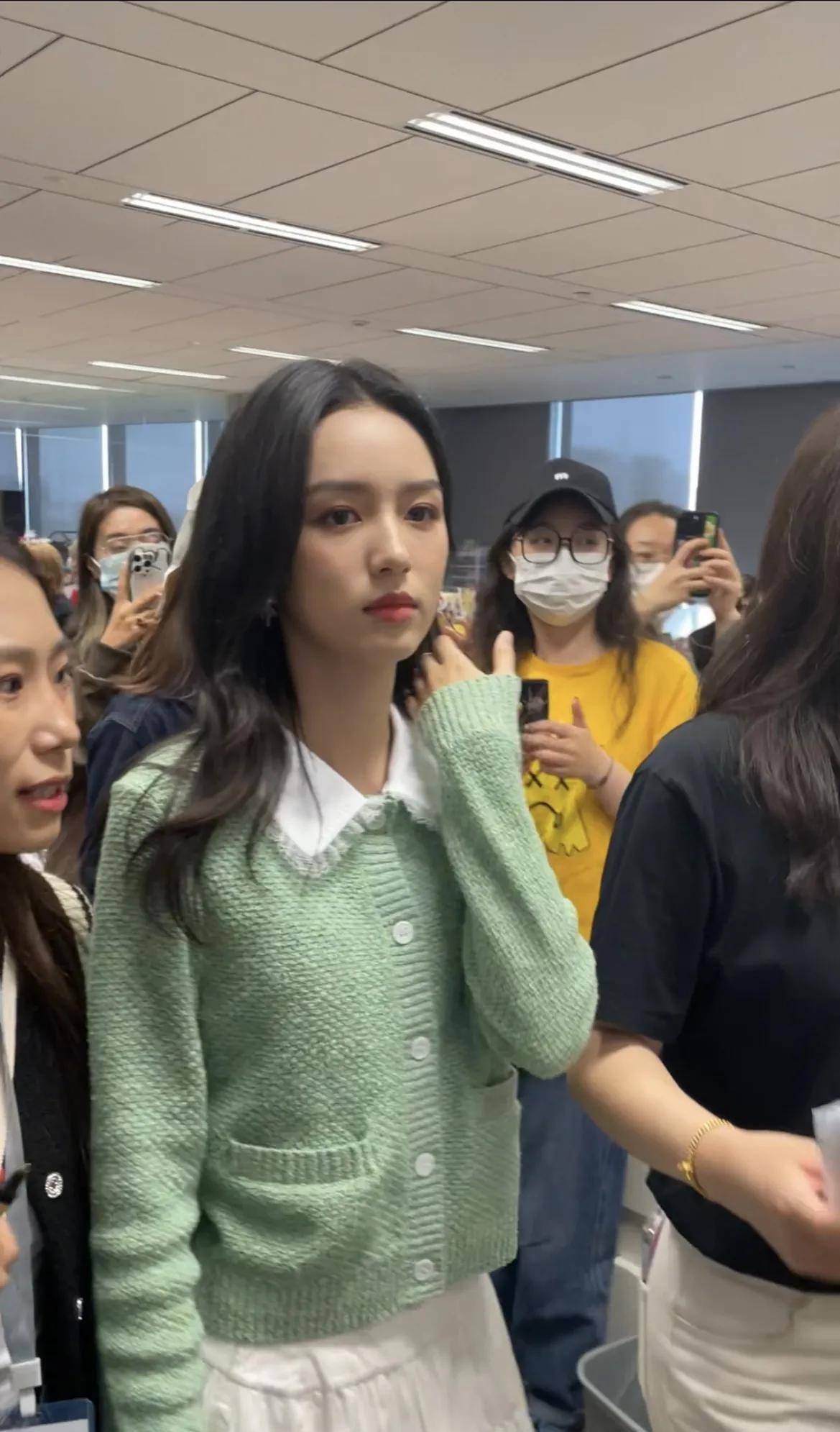 4月20日路人拍摄下的周也真的太好看了,可以说美