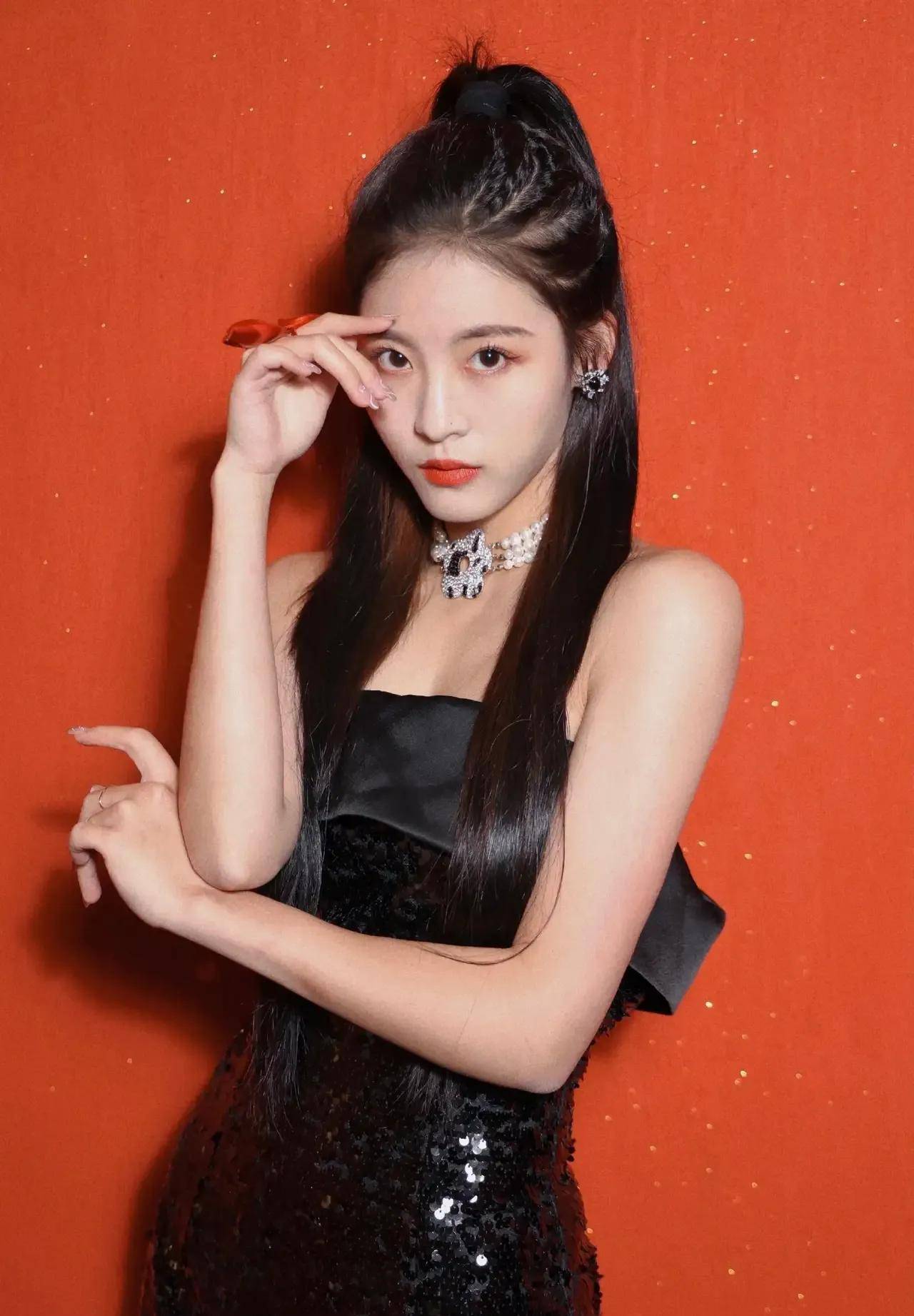 孙芮穿深v高开叉长裙,时尚写真_相机_身材_黑色