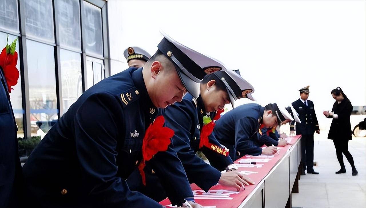 当兵最好当2年,12年,千万不要当8年,过来人告诉你原因_工作_部队_安置