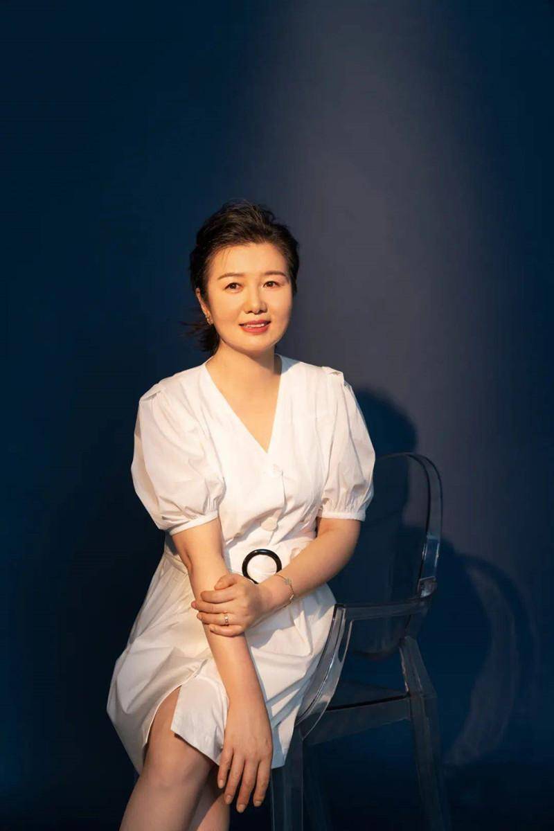 穿旗袍配盘发风华绝代,虽显老却有气质_款式_优点_郑卫莉