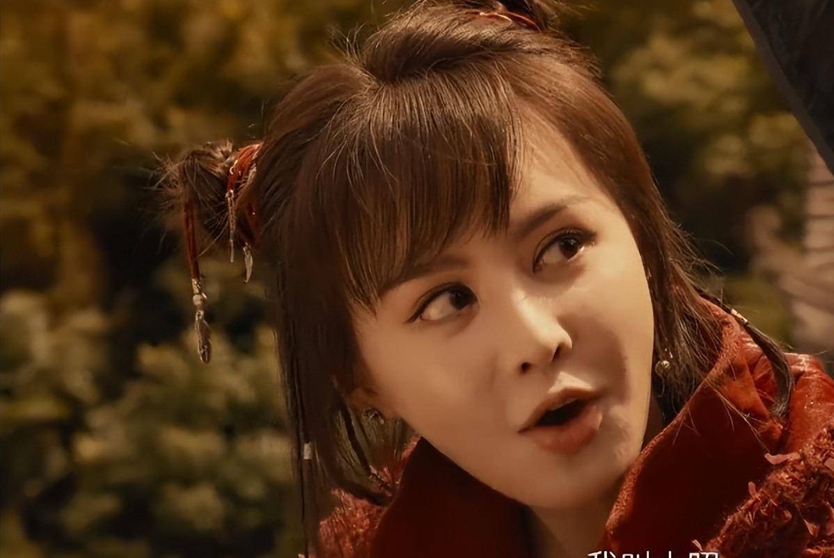 云千千与王晶现身金像奖典礼,回酒店时递卡片_云倩倩_关系_房间