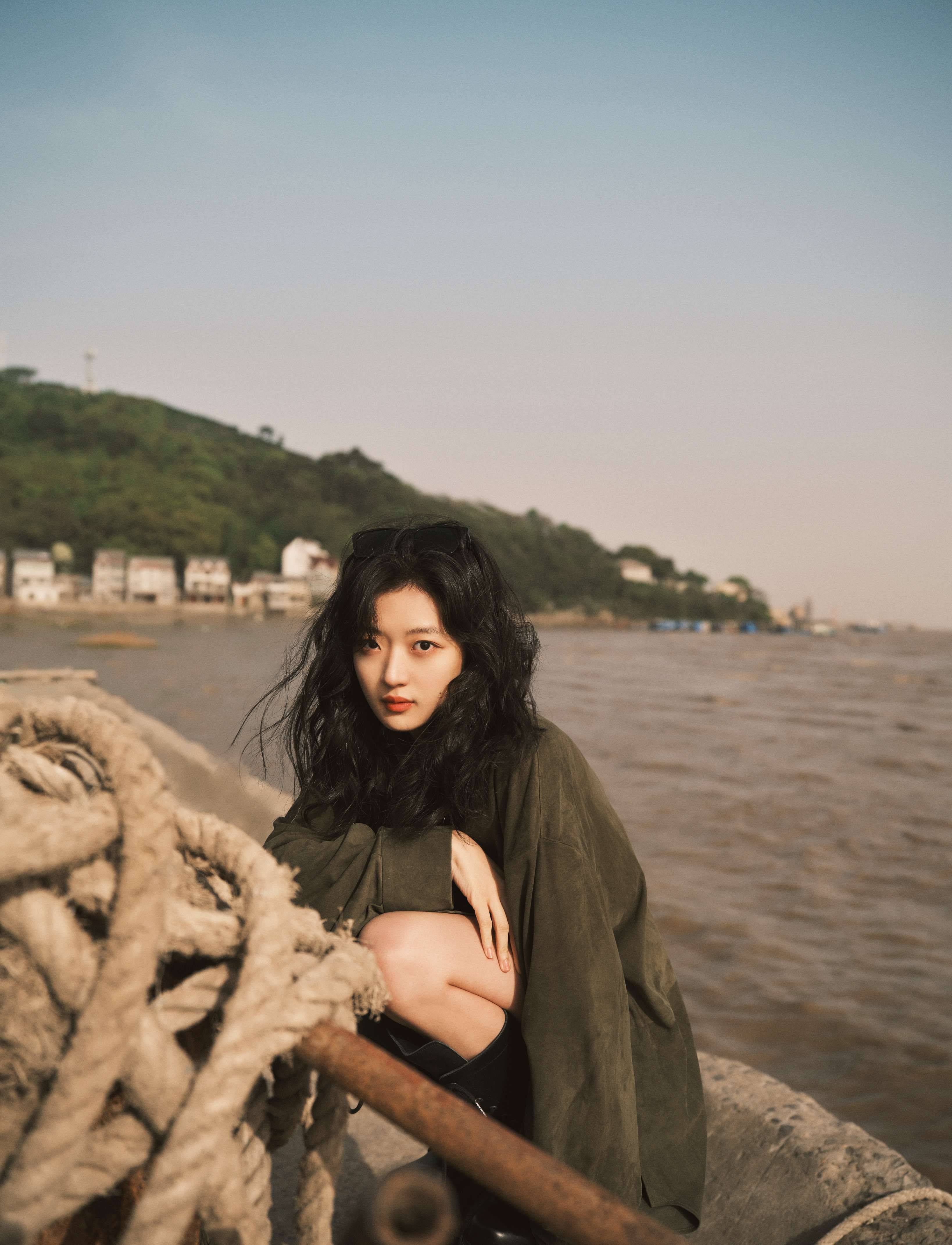 孙千黑色超短裤美腿性感写真_网友