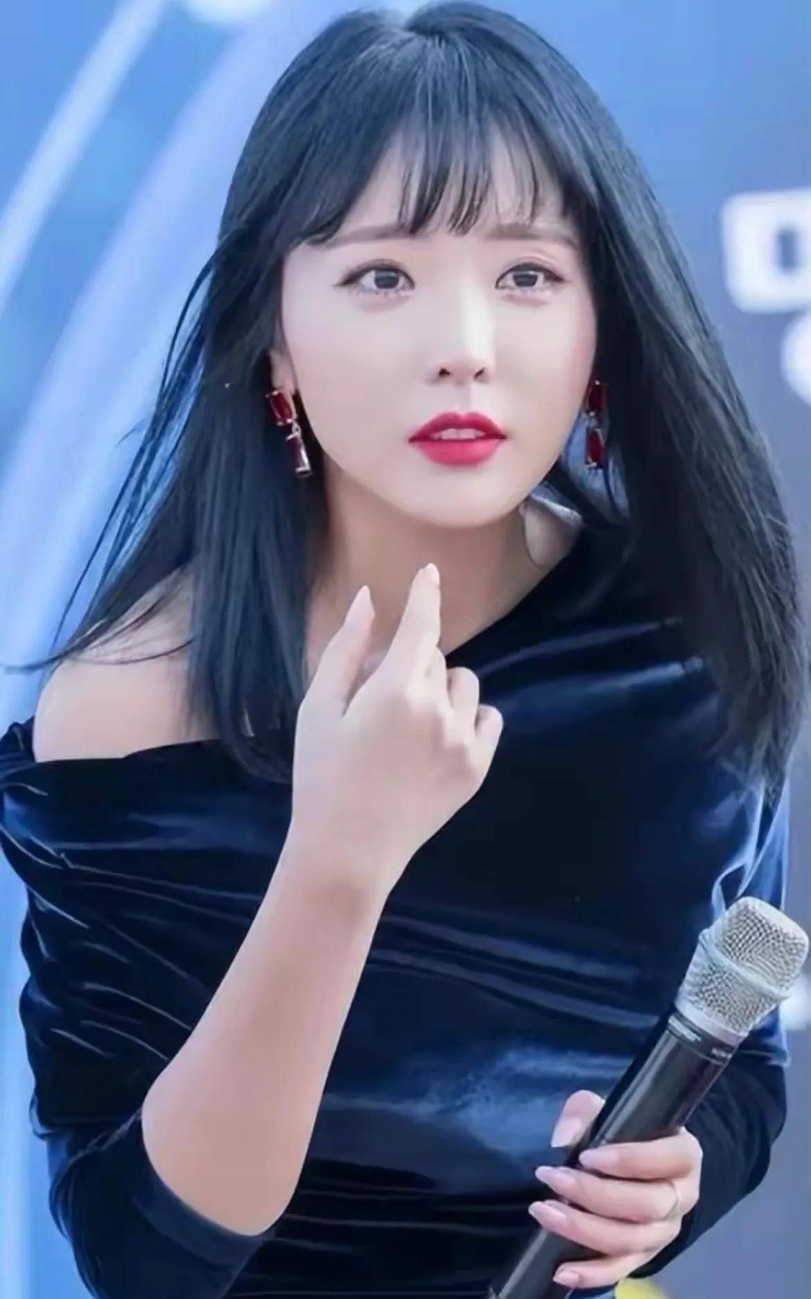 洪真英属于典型的穿衣显瘦脱衣有肉的微胖女神,看她火遍全网_女生