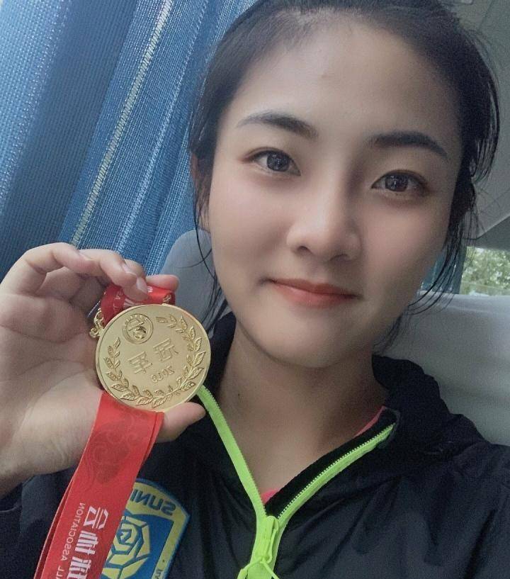 最美球员杨莉娜,出任后腰必离去界杯,她是我们女足的颜值担当_漂亮