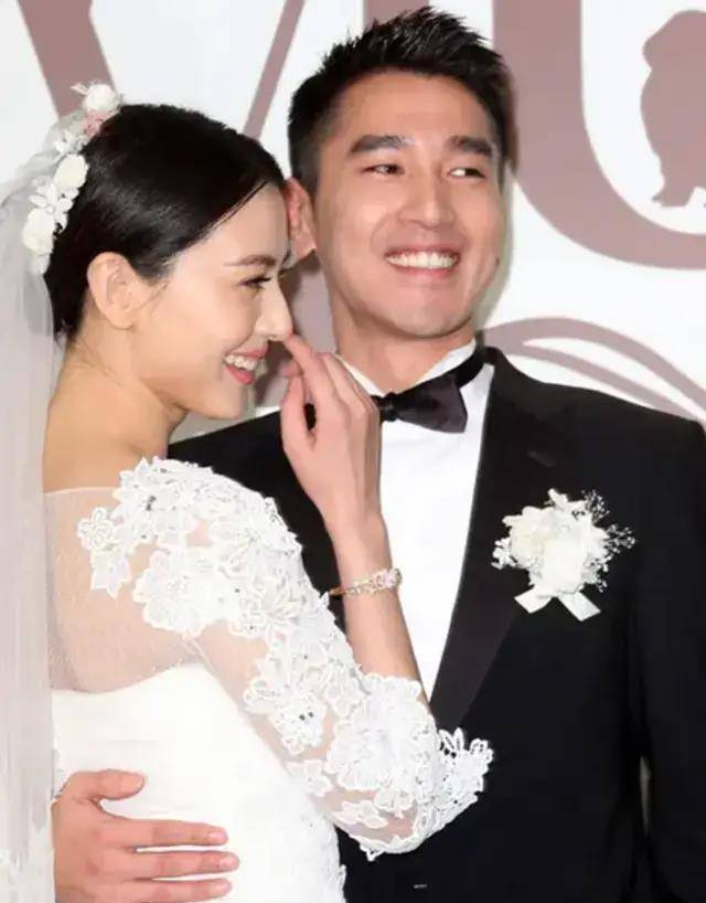 高圆圆一家三口吃家宴,与赵又廷互相甜蜜喂食,3岁女儿有样学样_妻子