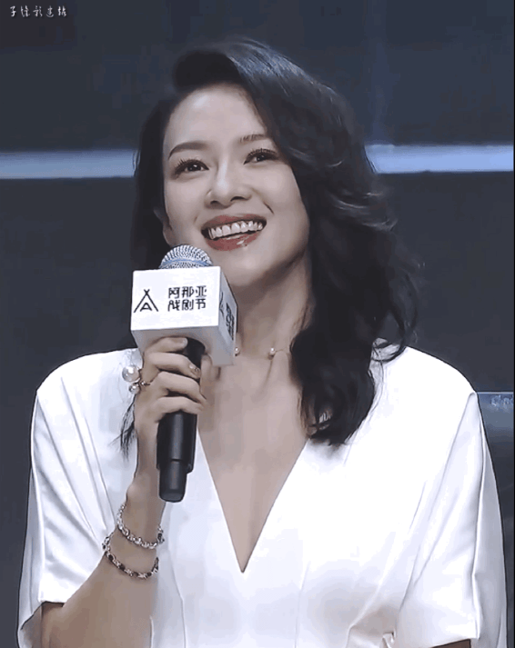 全精修章子怡自然且自信,路人拍的却普通得很,发际线高中年体态