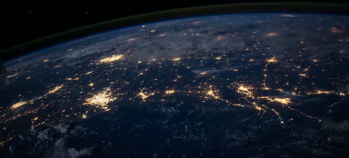 unsplash/nasa 从外太空看地球上城市的夜景.