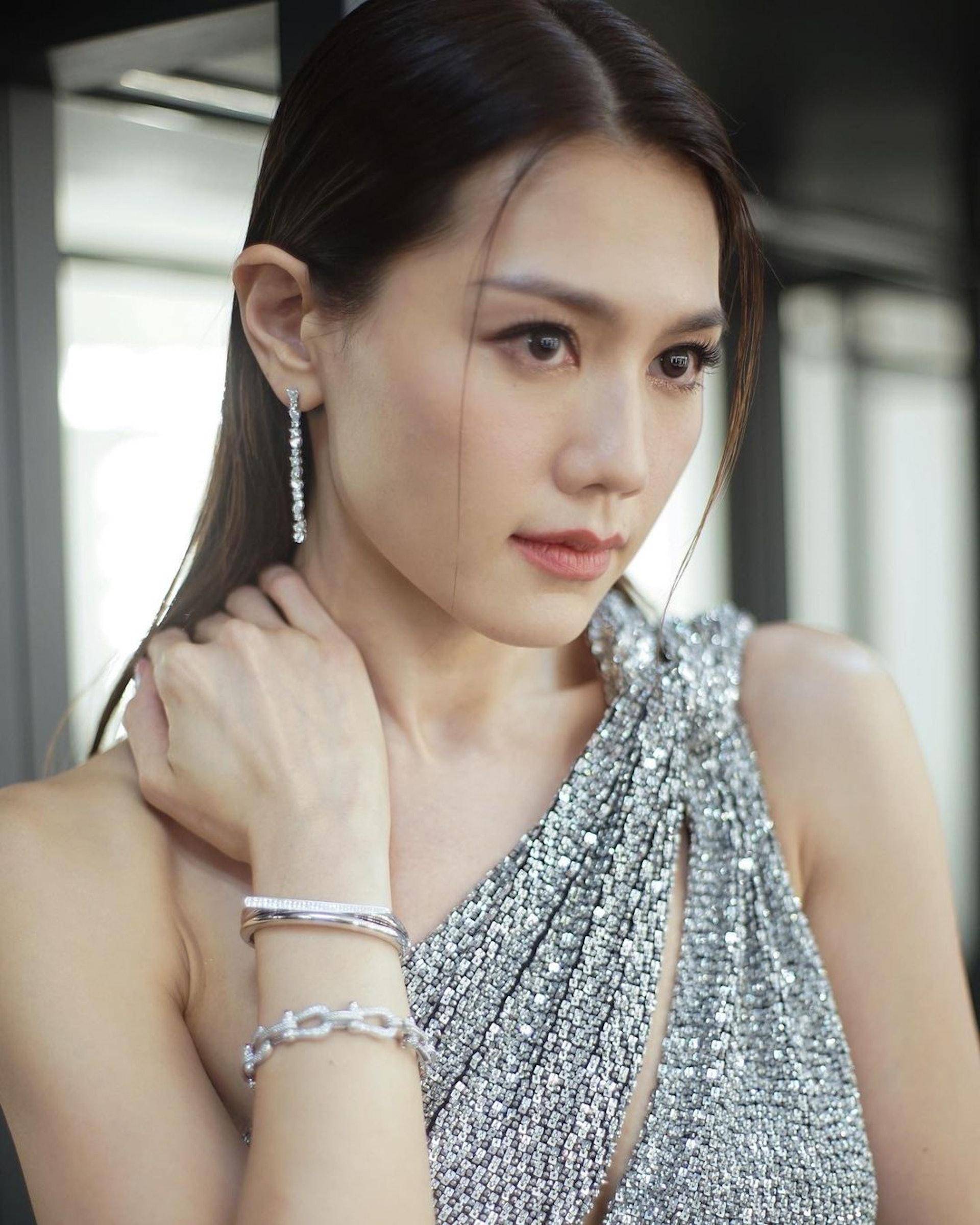 周秀娜近照时尚造型惊艳红毯!绝美曲线引不适议!_媒体_社交_图片