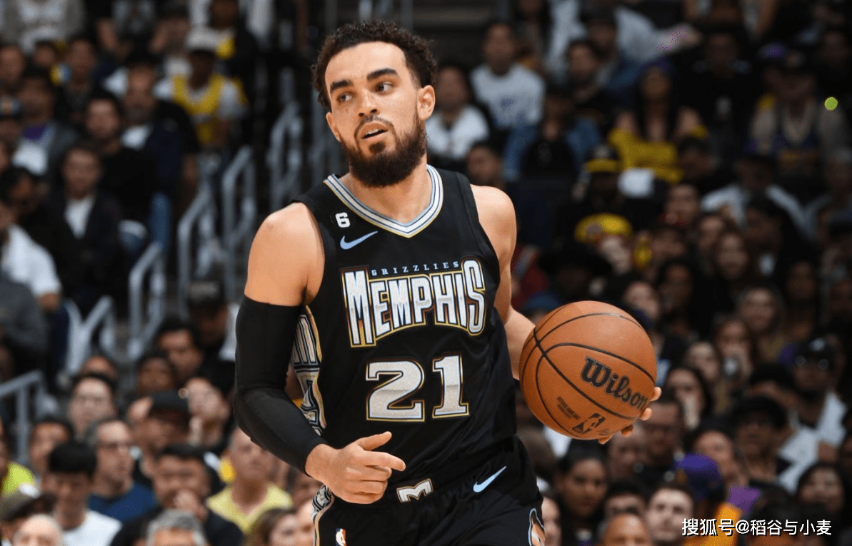 本场比赛中,灰熊的替补控卫泰厄斯-琼斯(tyus jones)的表现可谓是非常