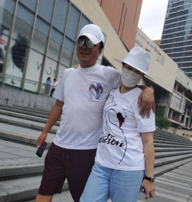 儿子为爸妈拍照 带4岁女儿学跆拳道防身_郭斌_带着_青岛