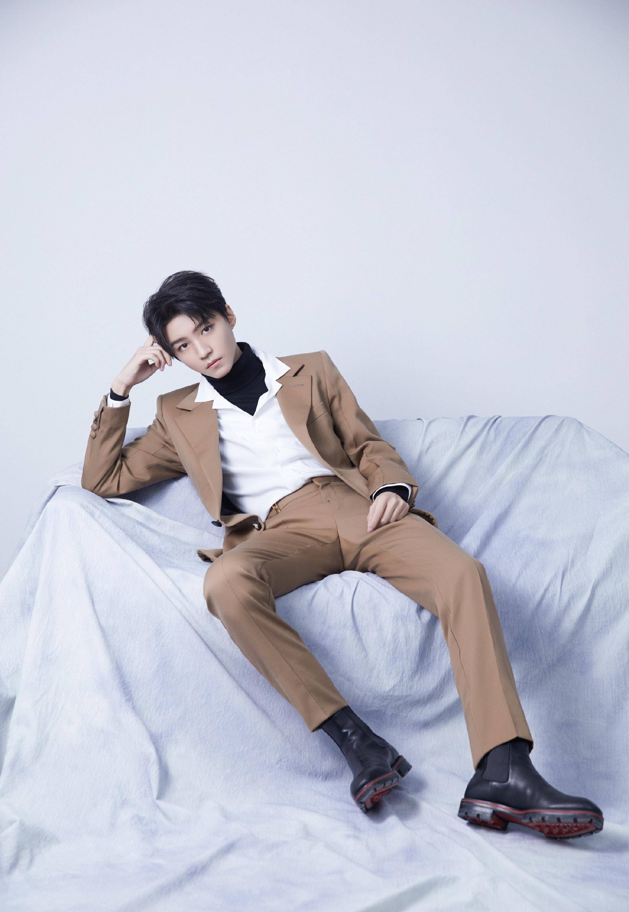 王俊凯化身武林高手捞汤面,头戴发带手持长棍,造型个性十足_策划_boys