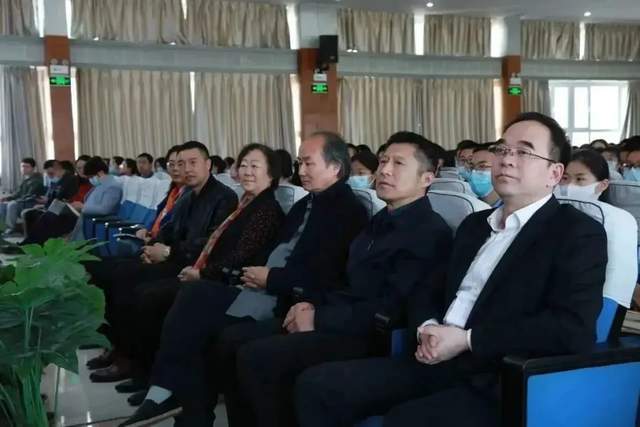 兵团二中书记黄文辉,副校长白文义,新疆陶研会秘书长张咏霞,新疆陶研