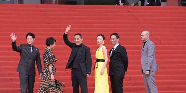 北影红毯细节看修为,张颂文张子枫急忙让开,周冬雨挤c位被说_网友