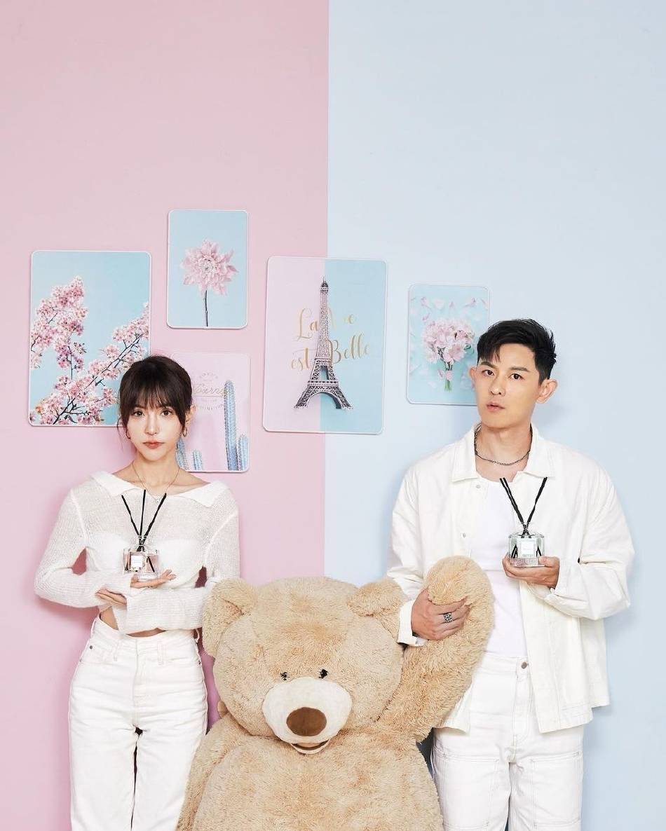 网红敖犬与空姐女友合体拍摄,穿纯白情侣装甜蜜互动_大片_网友_祝福