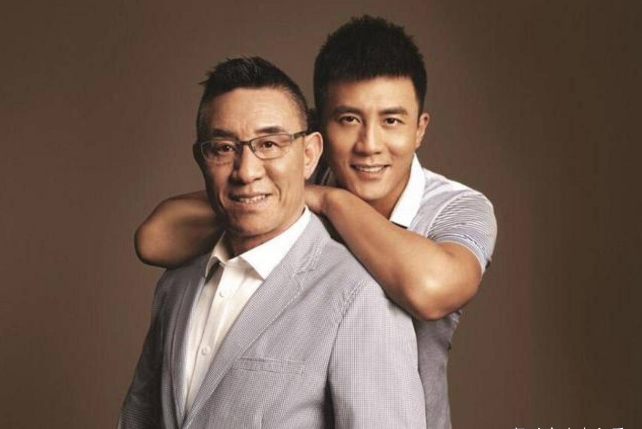 潘长江为求个关注做出跪拜,老演员堕落起来,流量明星也比不了_朱时茂