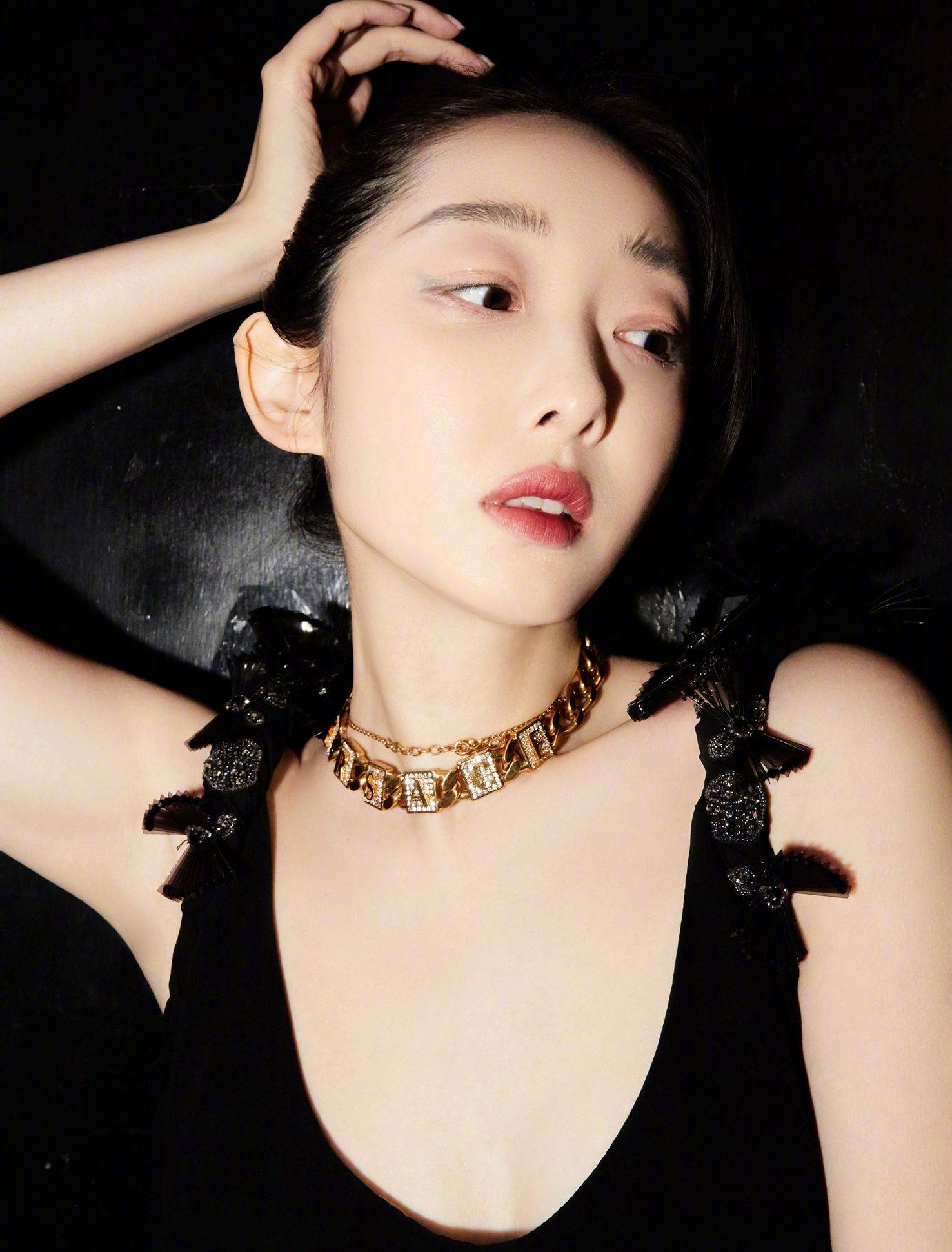 蒋梦婕黑色吊带连衣裙性感美背写真_气质_锁骨_网友