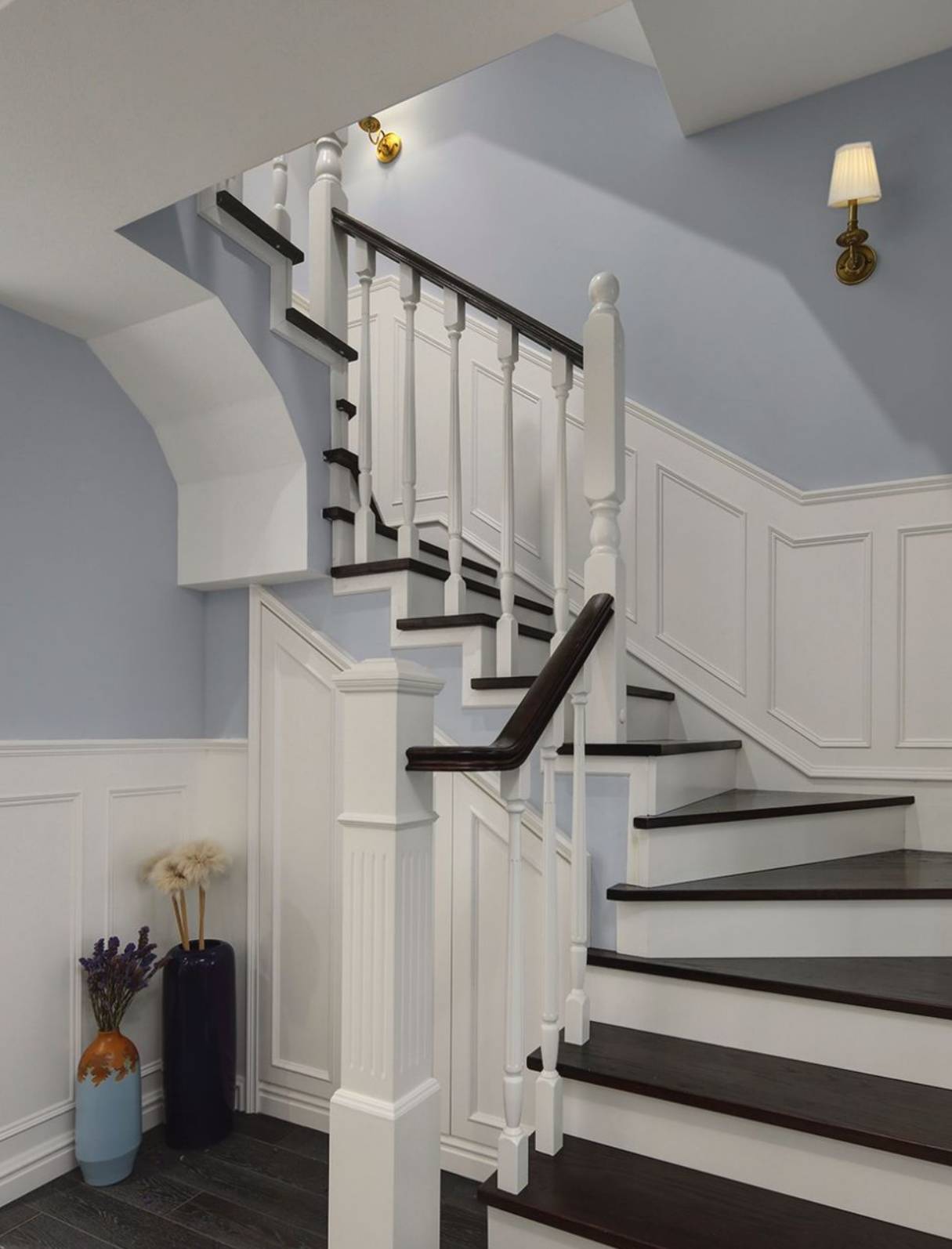 设计亮点:护墙板楼梯的墙面用了半高的白色造型护墙板装饰,每一处都有